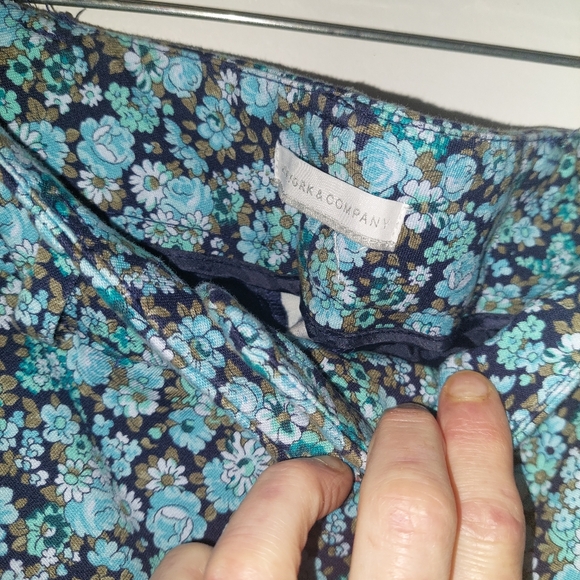 2 piece Ny&Company Aubrey capris and sweater ( can wear boots with capris) - Picture 6 of 7